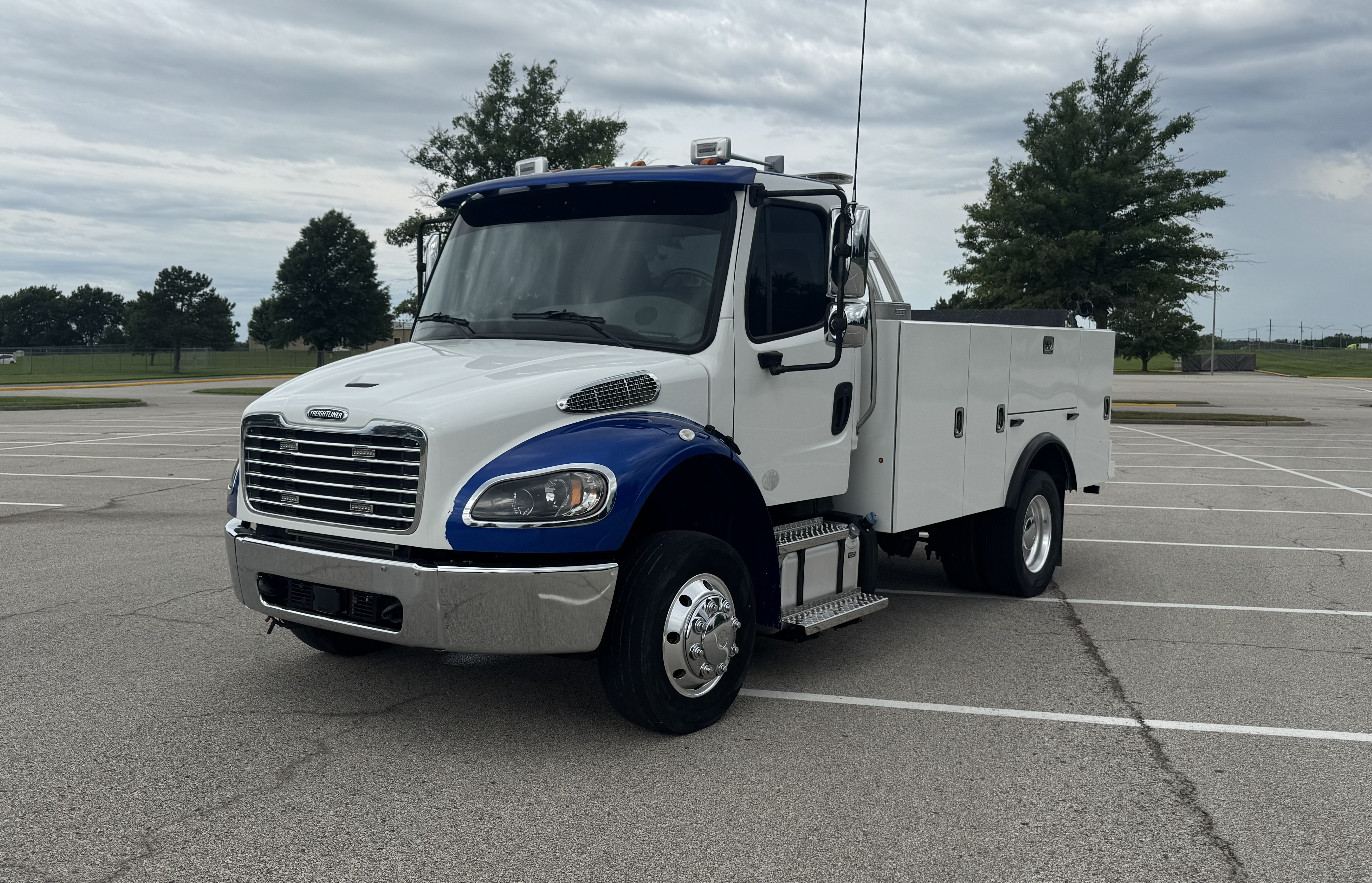 [2023 Freightliner M2 White/Blue]