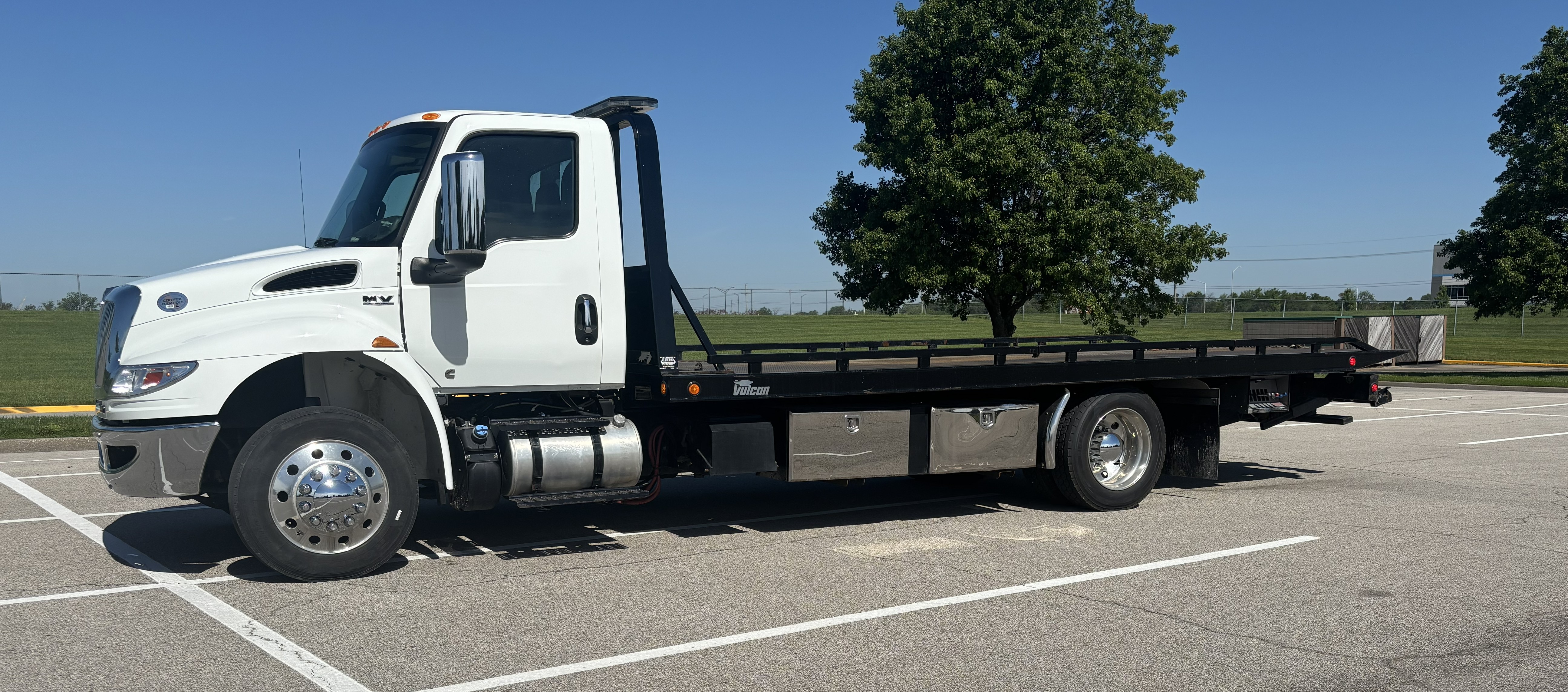 [2022 International 4300 White]