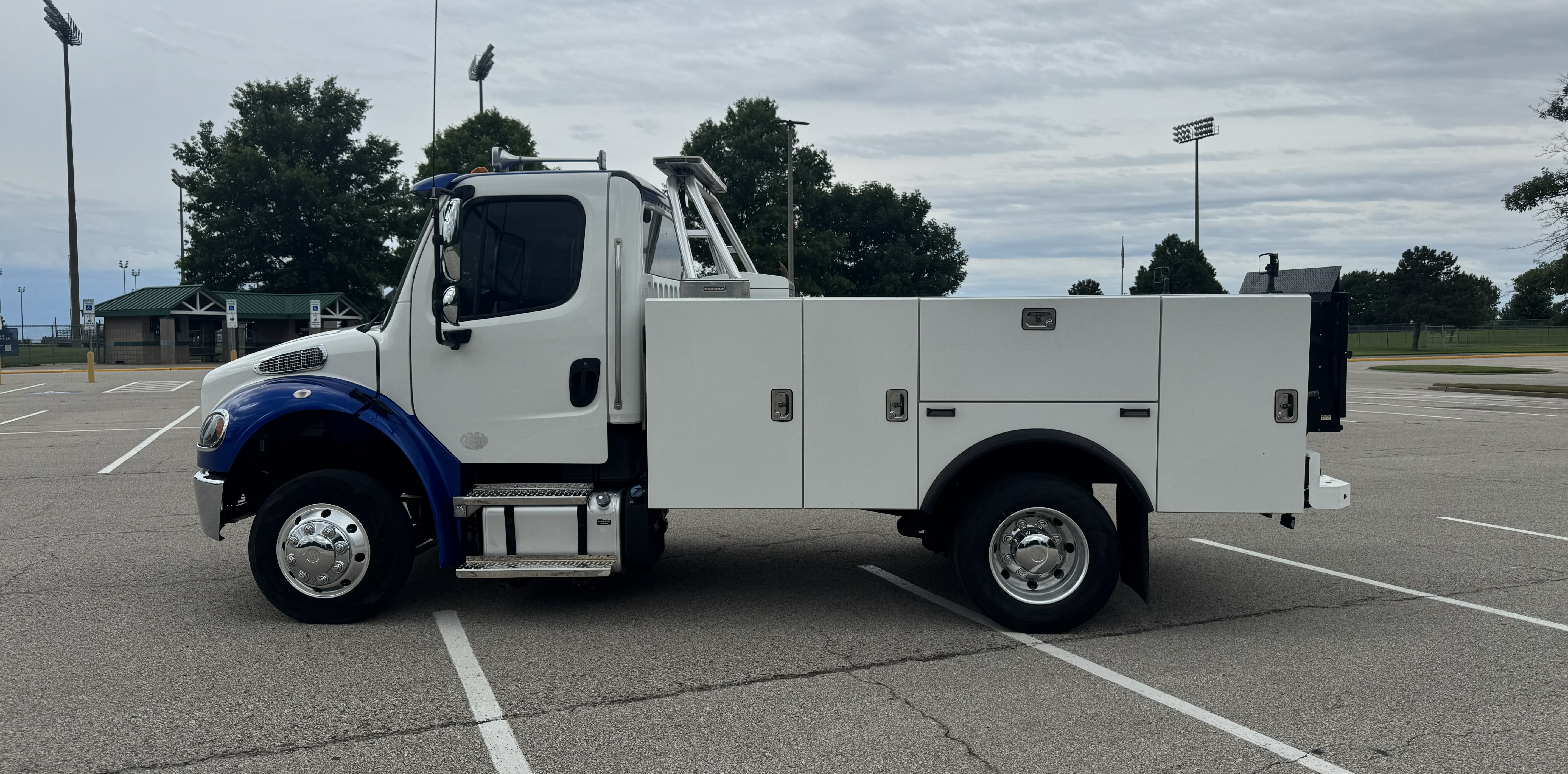 2023 Freightliner M2 White/Blue