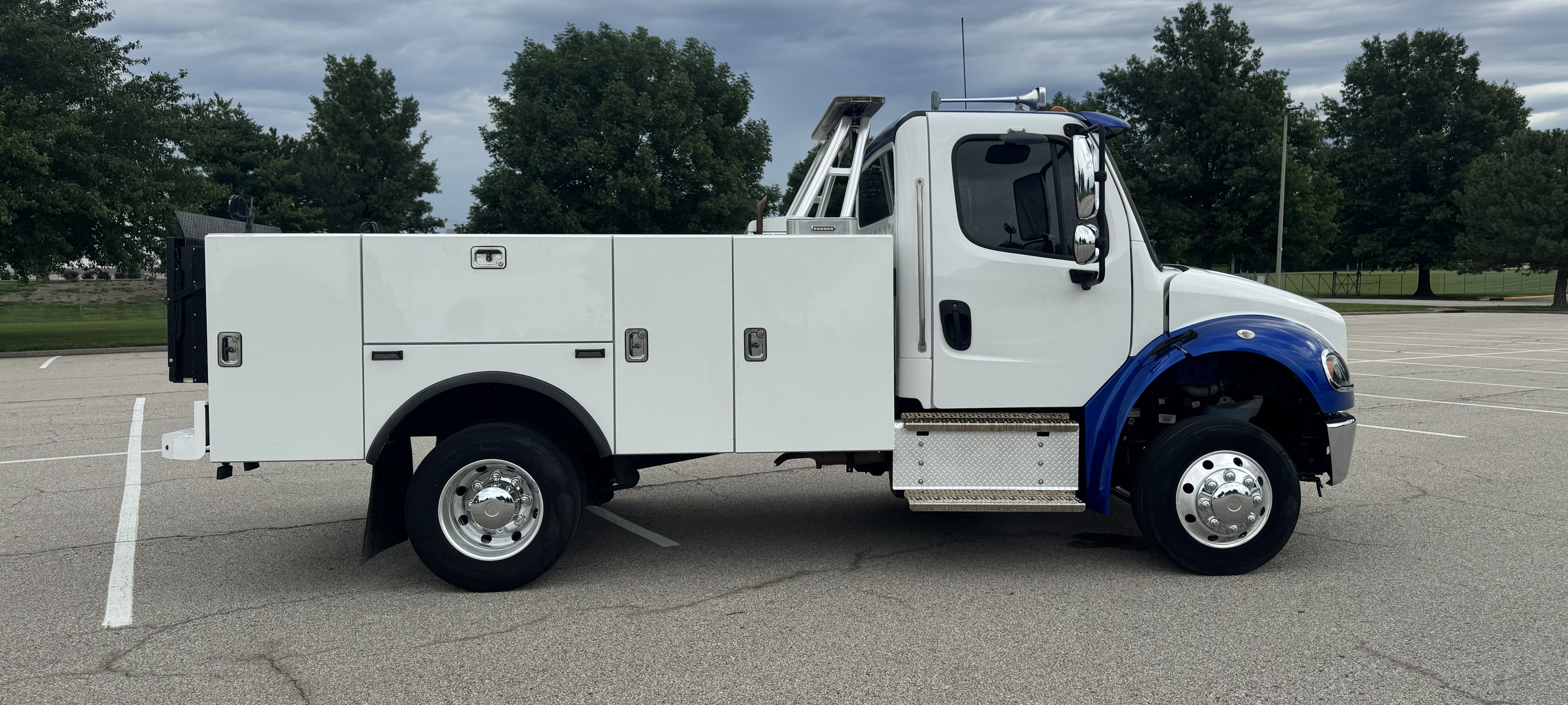 2023 Freightliner M2 White/Blue