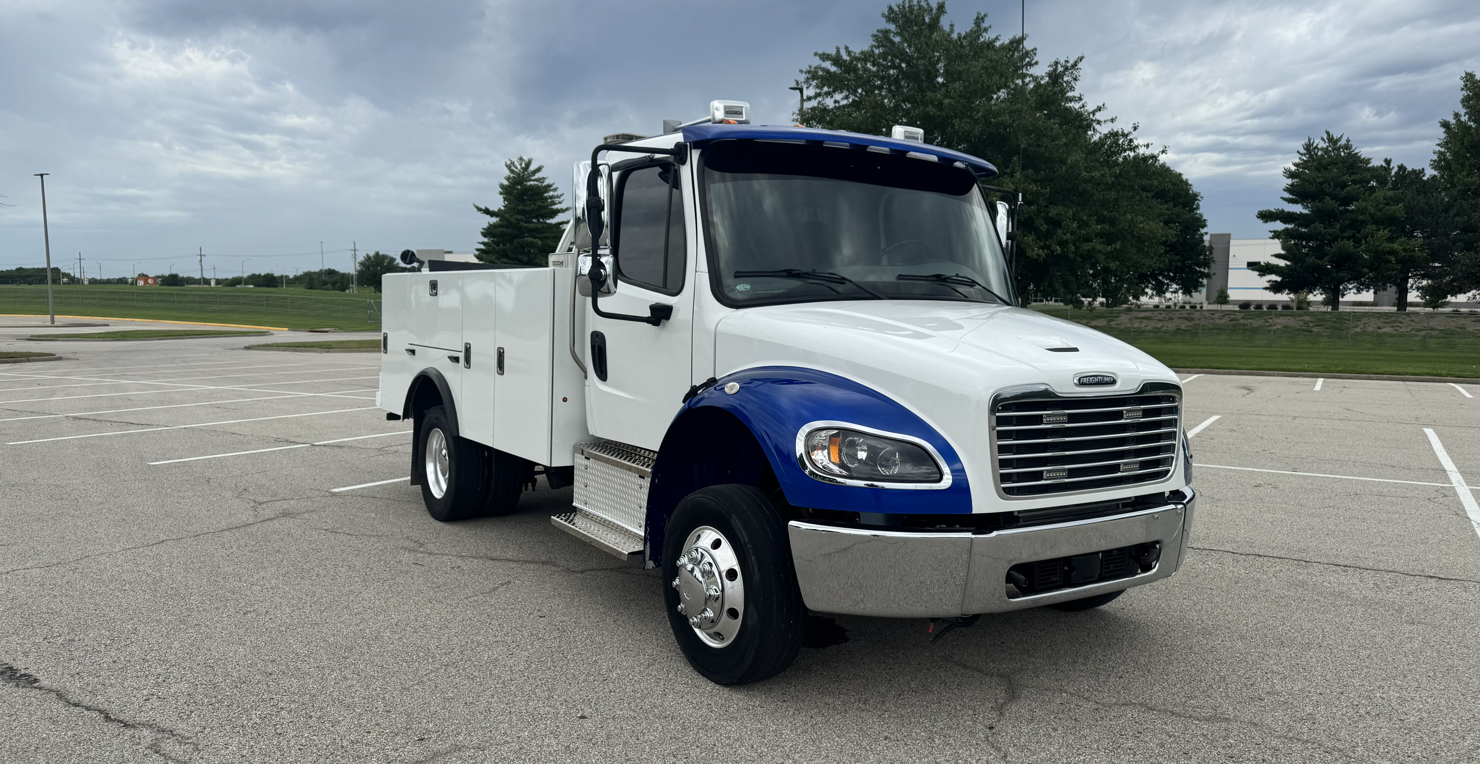 2023 Freightliner M2 White/Blue