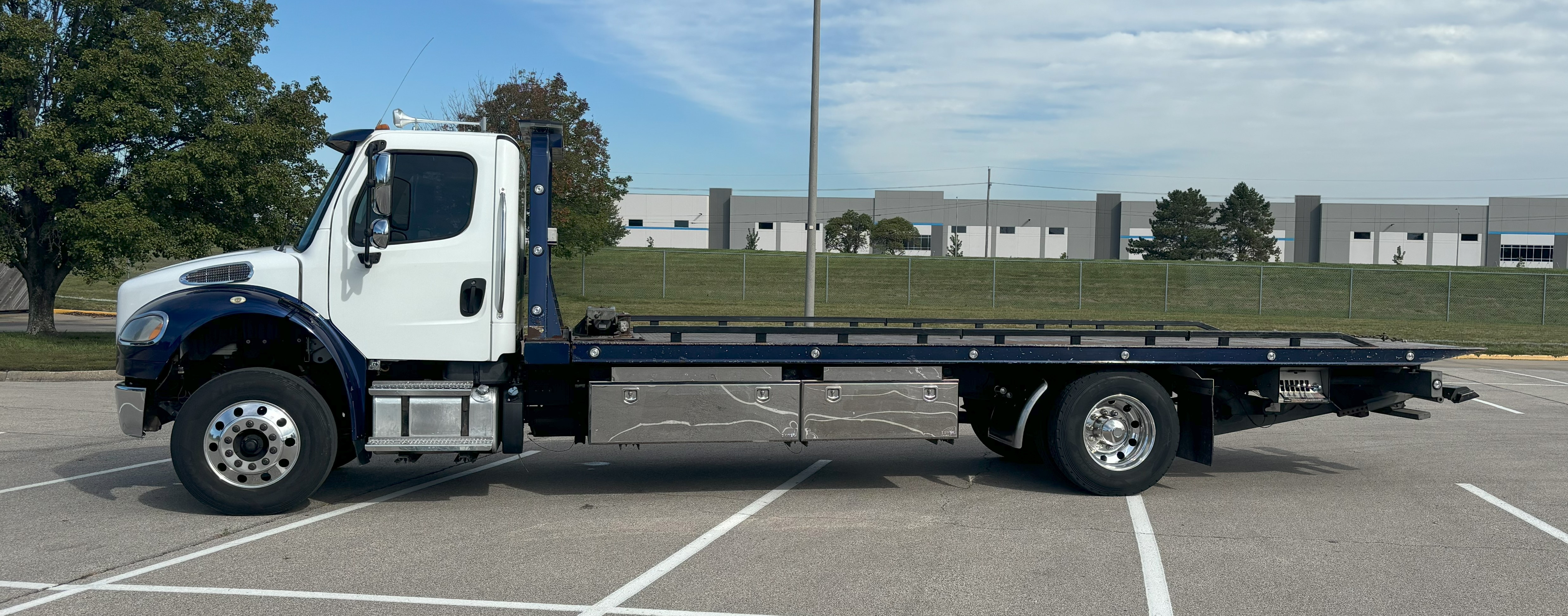 [2018 Freightliner M2 White/Blue]