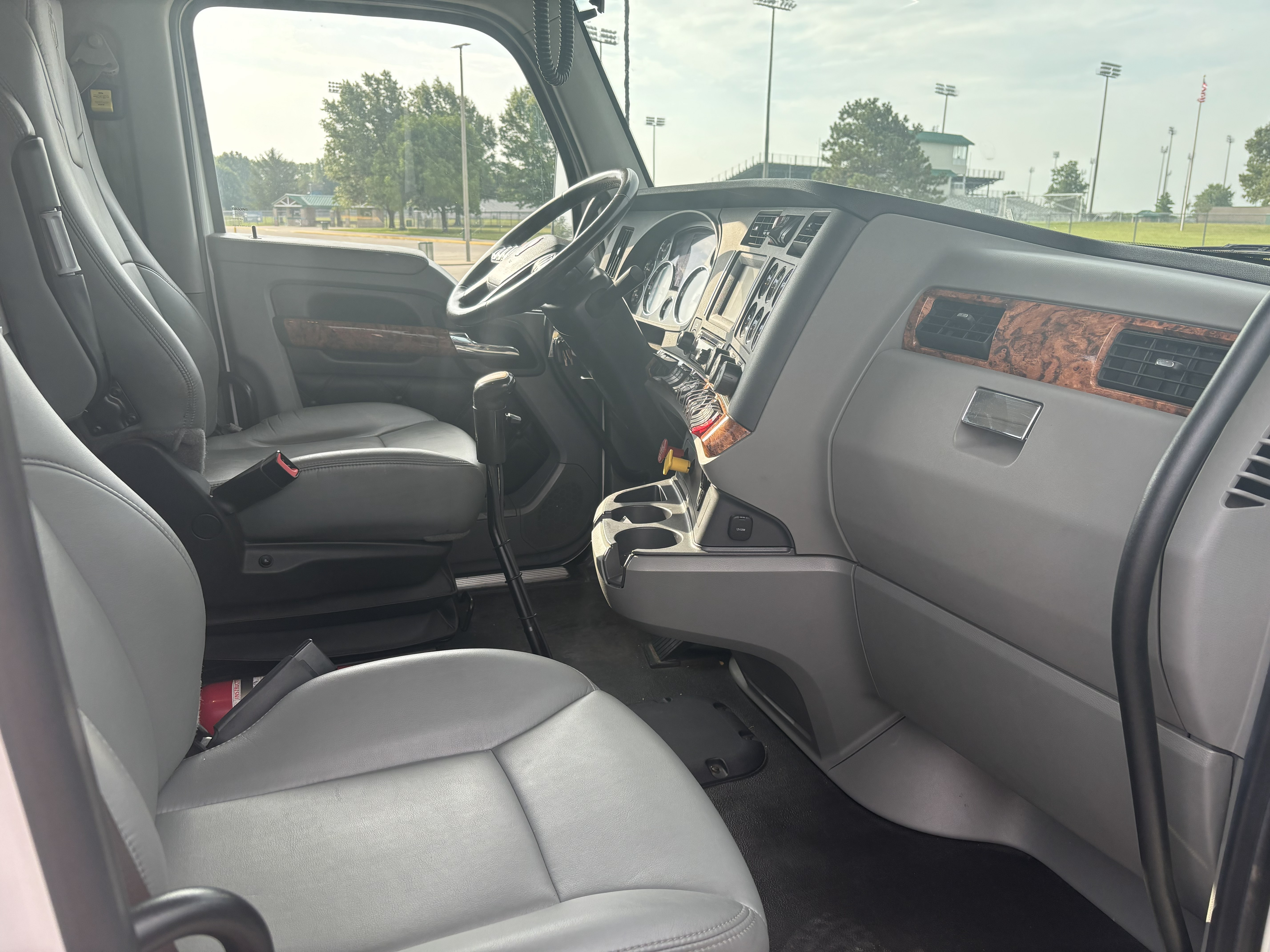 2020 Kenworth T-880 White