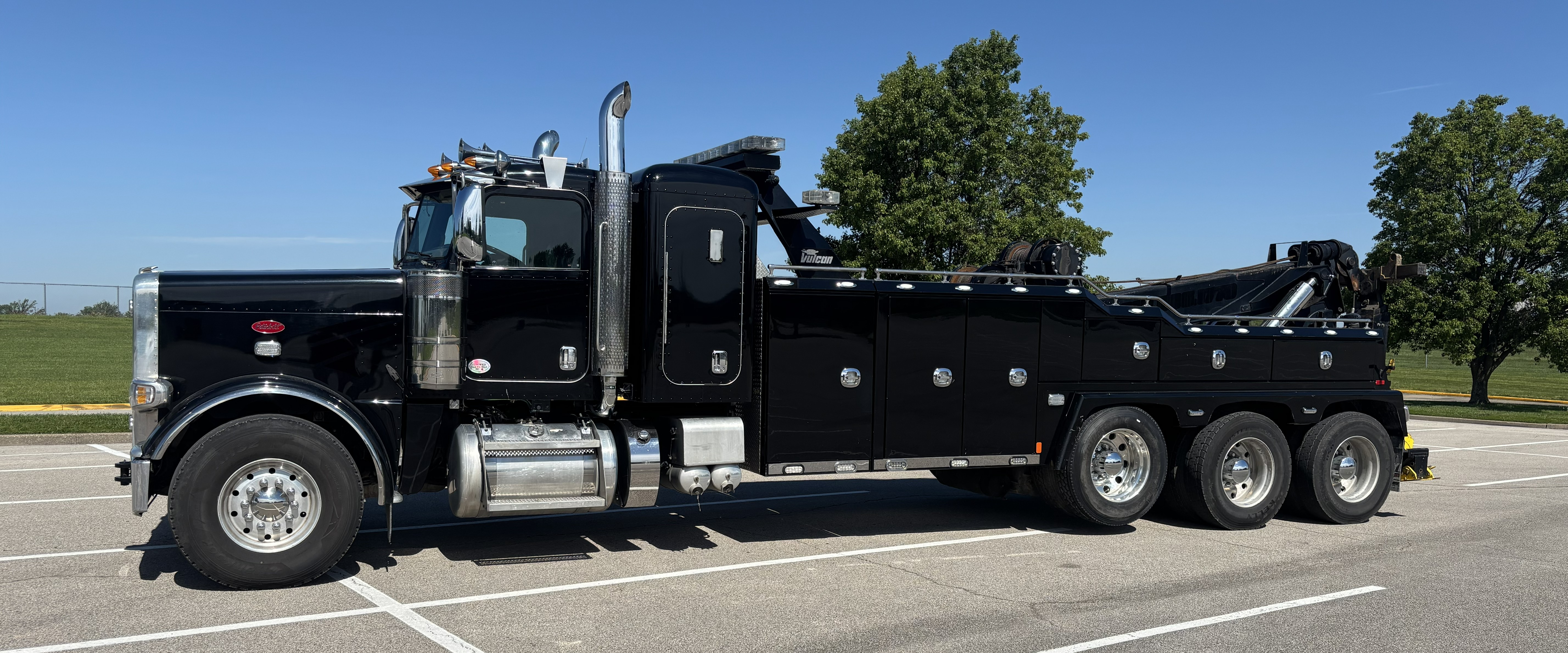 [2022 Peterbilt 389 Black]