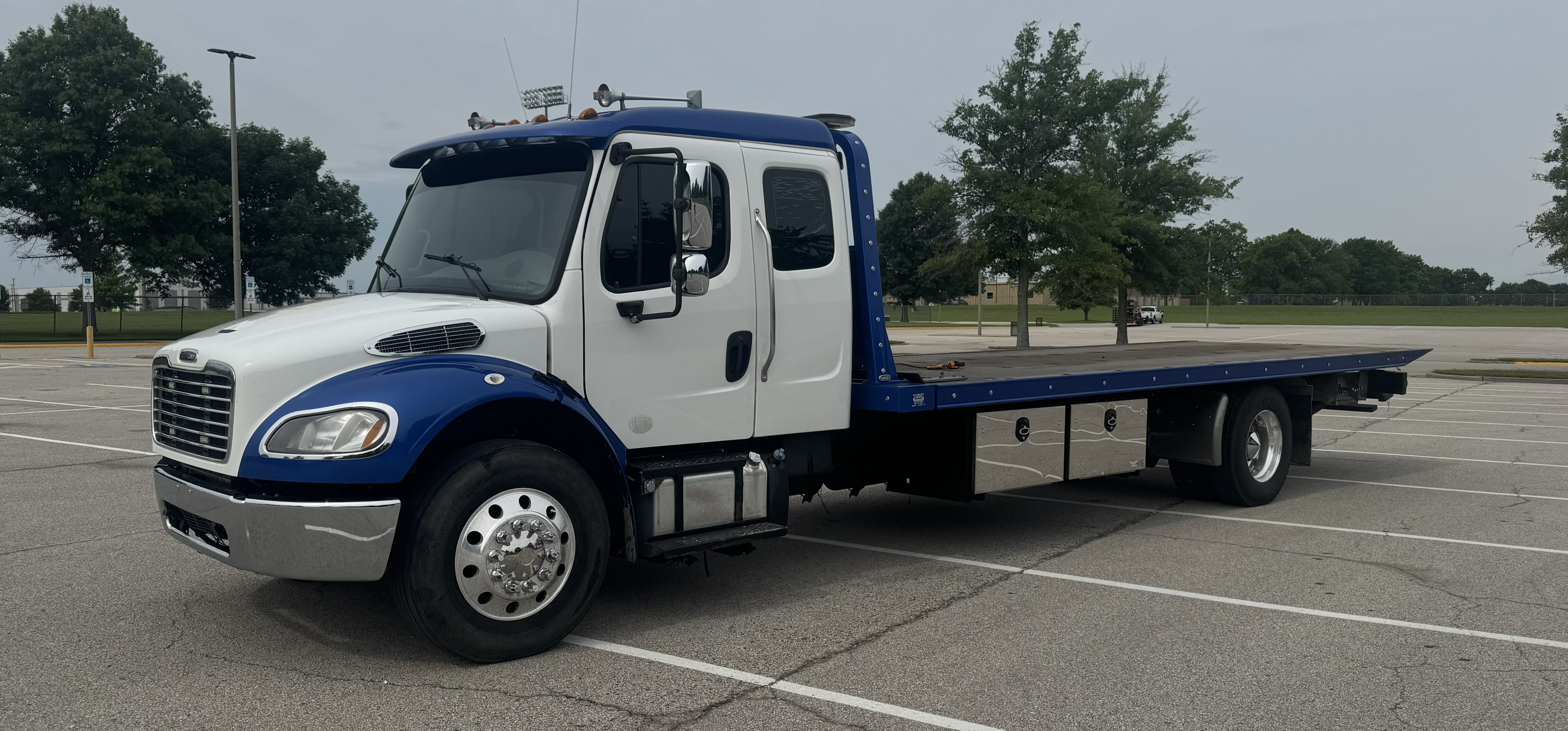 [2020 Freightliner M2 Extended Cab White/Blue]