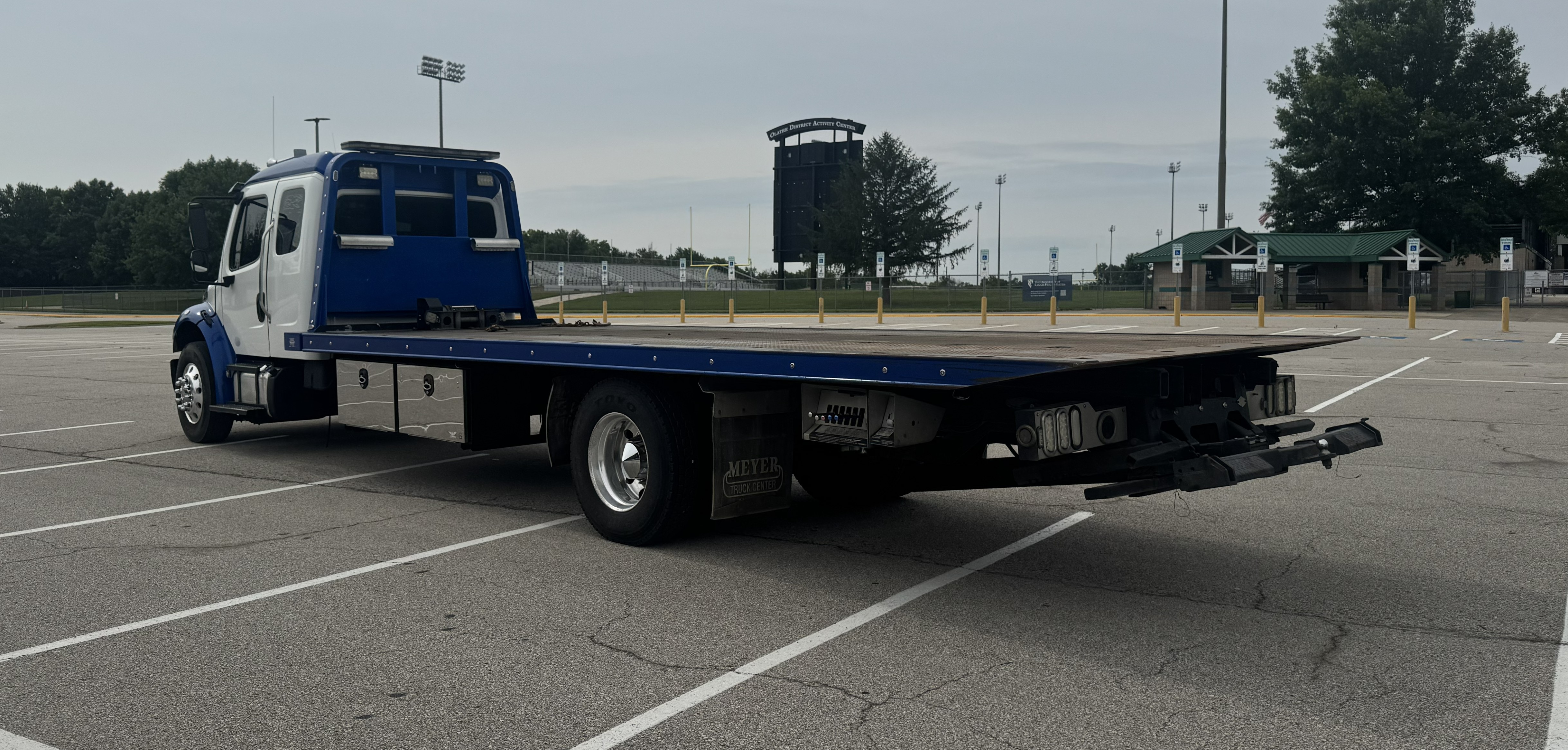 2020 Freightliner M2 Extended Cab White/Blue