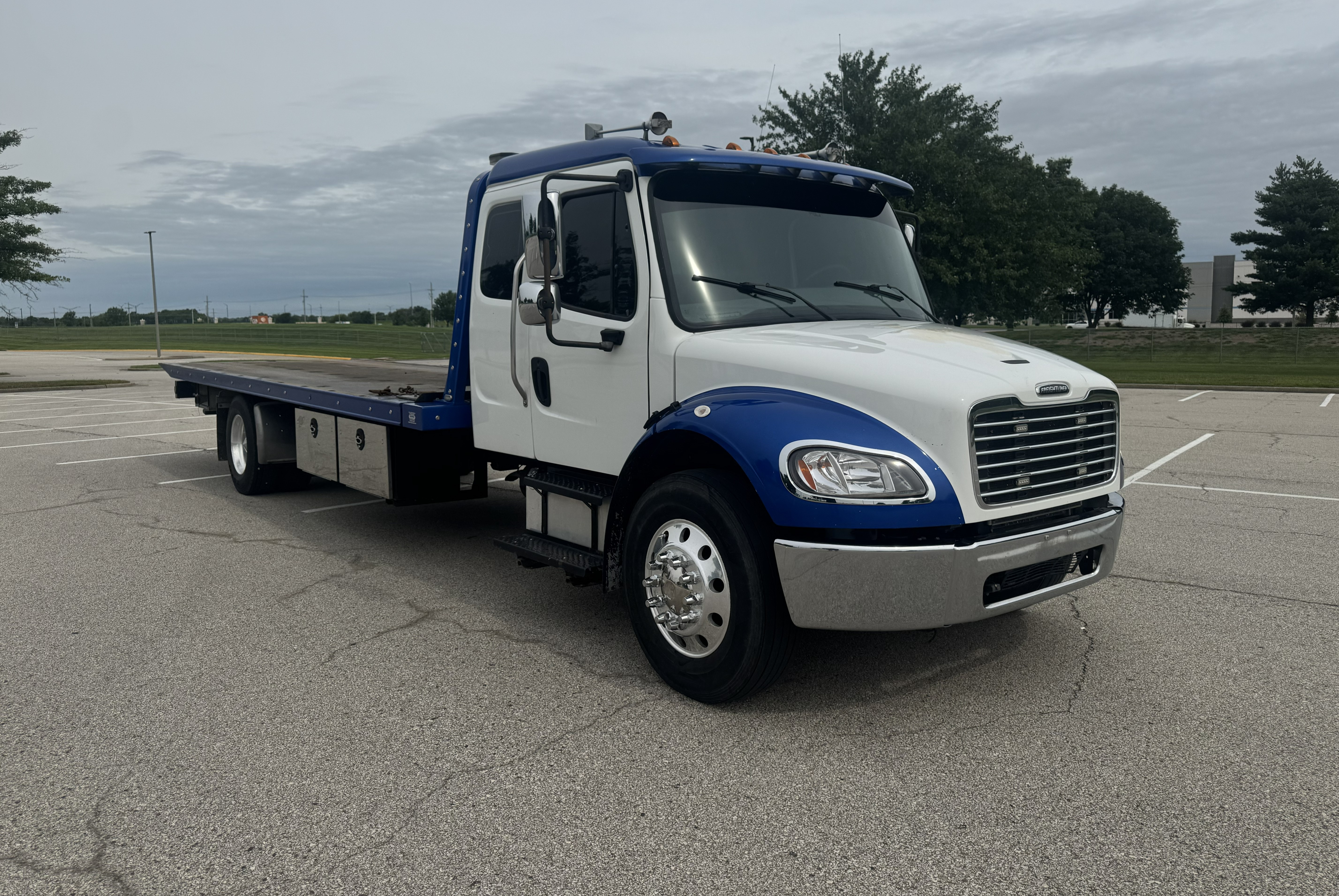 2020 Freightliner M2 Extended Cab White/Blue